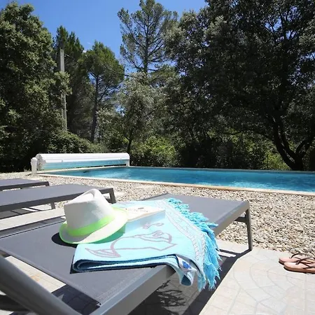 De Plain-pied Avec Jardin Et Piscine Privee